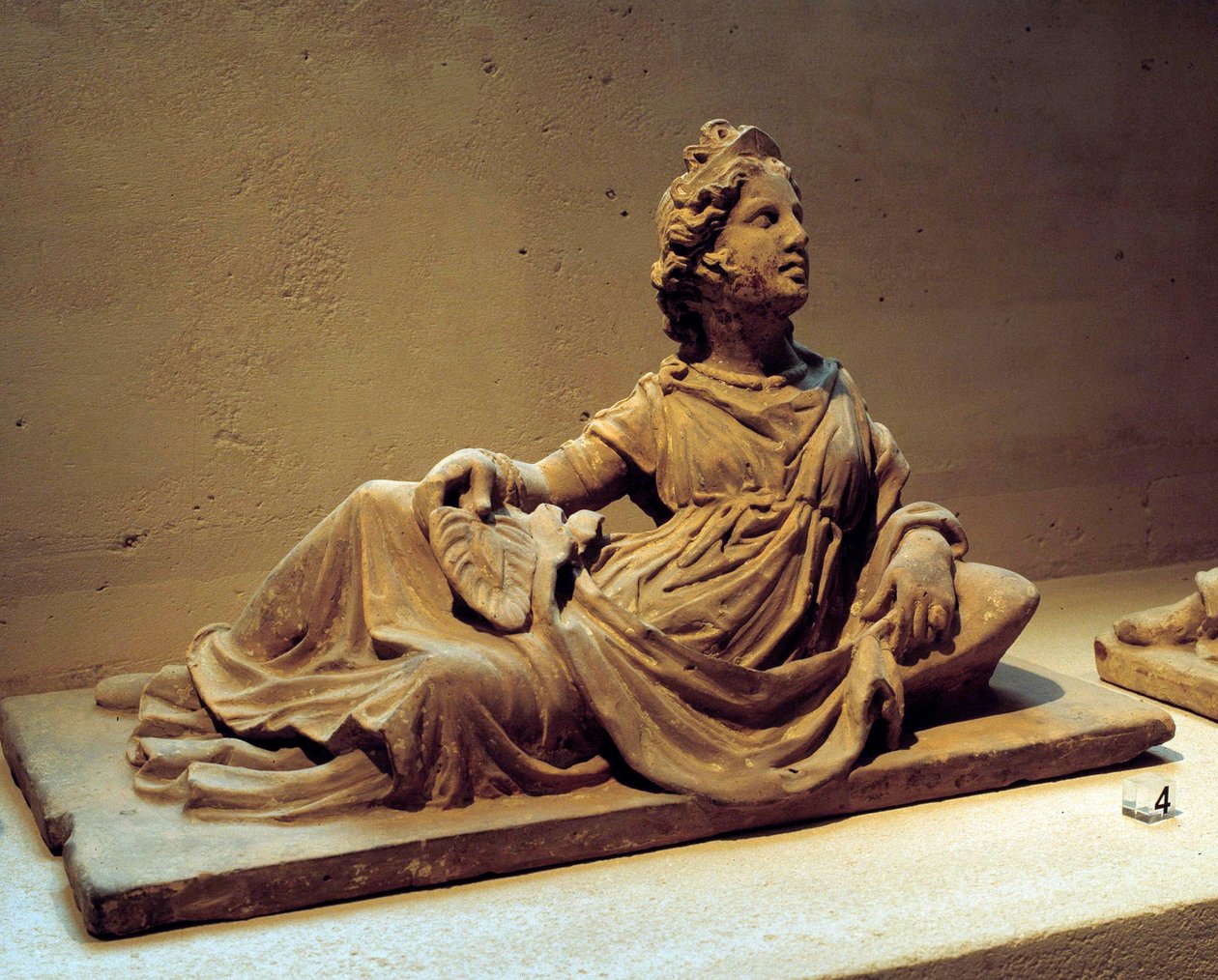 Etruskisk kunst: begravelsesurnedeksel som viser den avdødes kone som holder en vifte. Fra begravelsesmonumentet til Chiusi (Toscana, Italia). 2. århundre e.Kr. Paris, Louvre-museet av Etruscan Etruscan