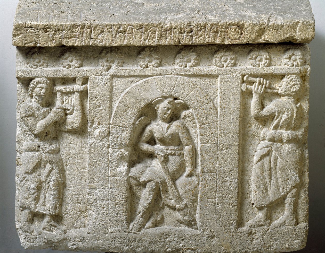 Etruskisk kunst: "" Lasaen, dødens ånd ved inngangen til helvete"" Lavt relieff av en urne fra Chiusi. 3. eller 2. århundre f.Kr. Palermo, Nasjonalt arkeologisk museum av Etruscan Etruscan