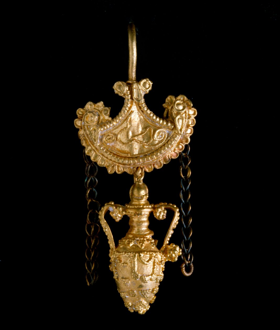 Etruskisk kunst: ørering i gull. 3. århundre f.Kr. Fra Cerveteri. Dim. 3,4 cm Roma, Museo di Villa Giulia av Etruscan Etruscan
