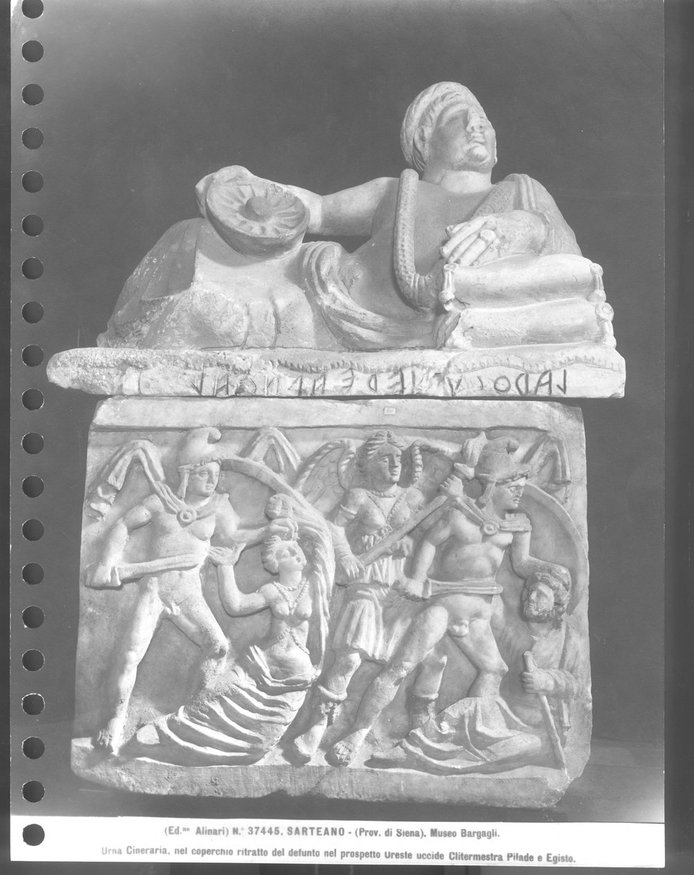 Orestes dreper Clytemnestra og Pylades dreper Egisthe, Cinerary Urn (marmor) (s/hv-bilde) av Etruscan Etruscan