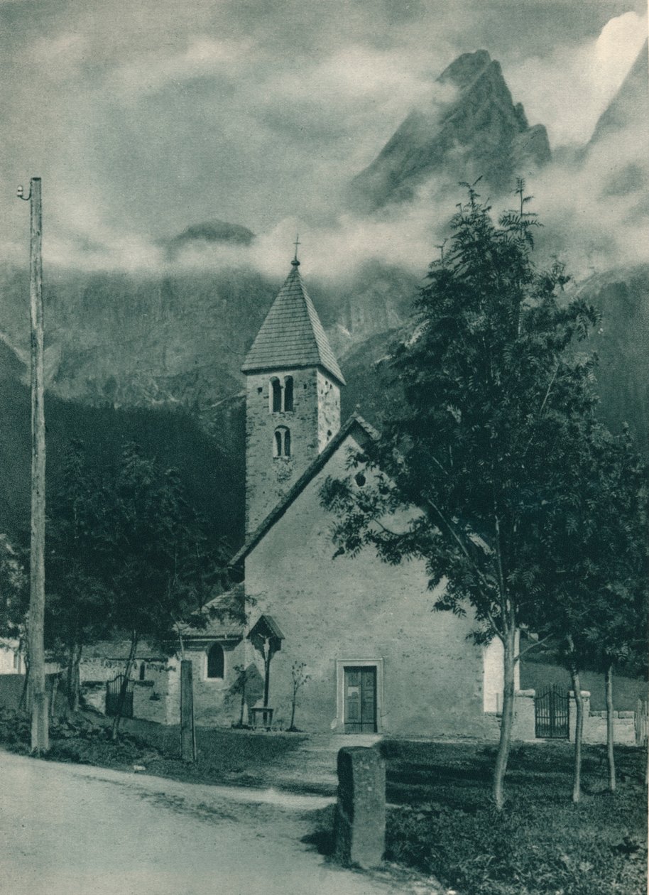 Chapel and Pala Group, San Martino di Castrozza, Dolomittene, Italia, 1927 av Eugen Poppel