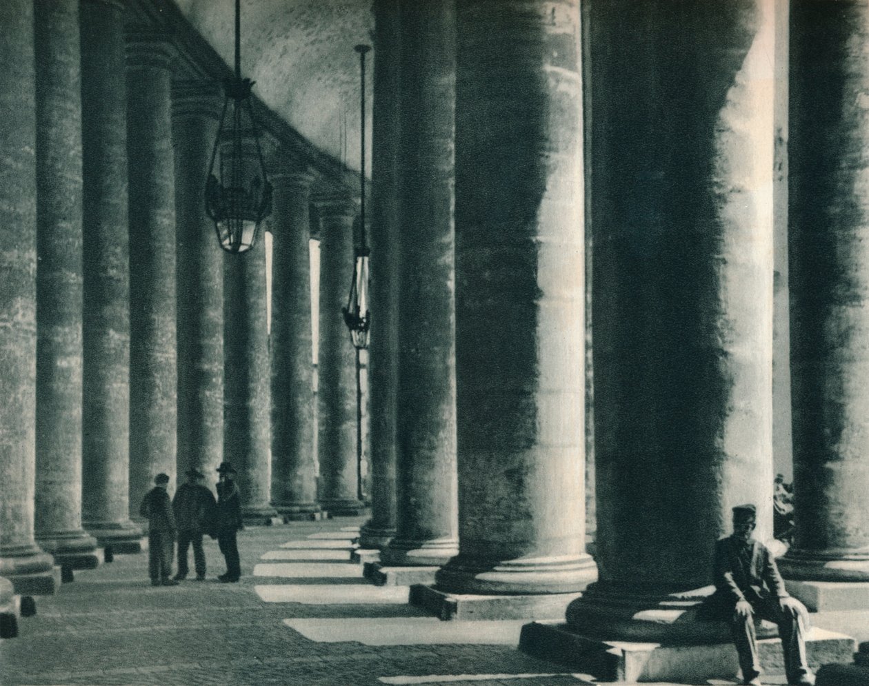 En del av søylegangen ved Petersplassen, Roma, Italia, 1927 av Eugen Poppel