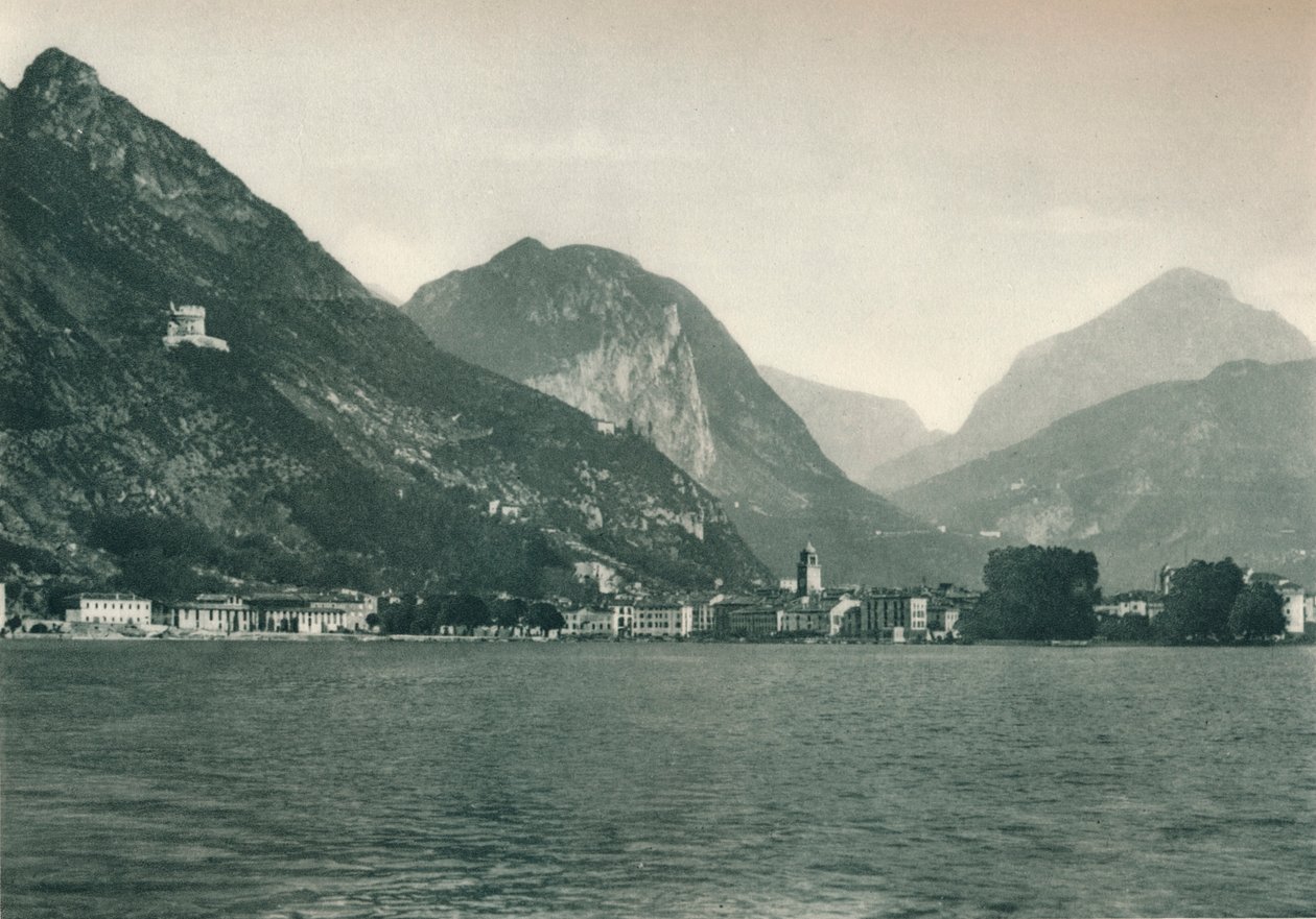 Riva del Garda fra Gardasjøen, Italia, 1927 av Eugen Poppel