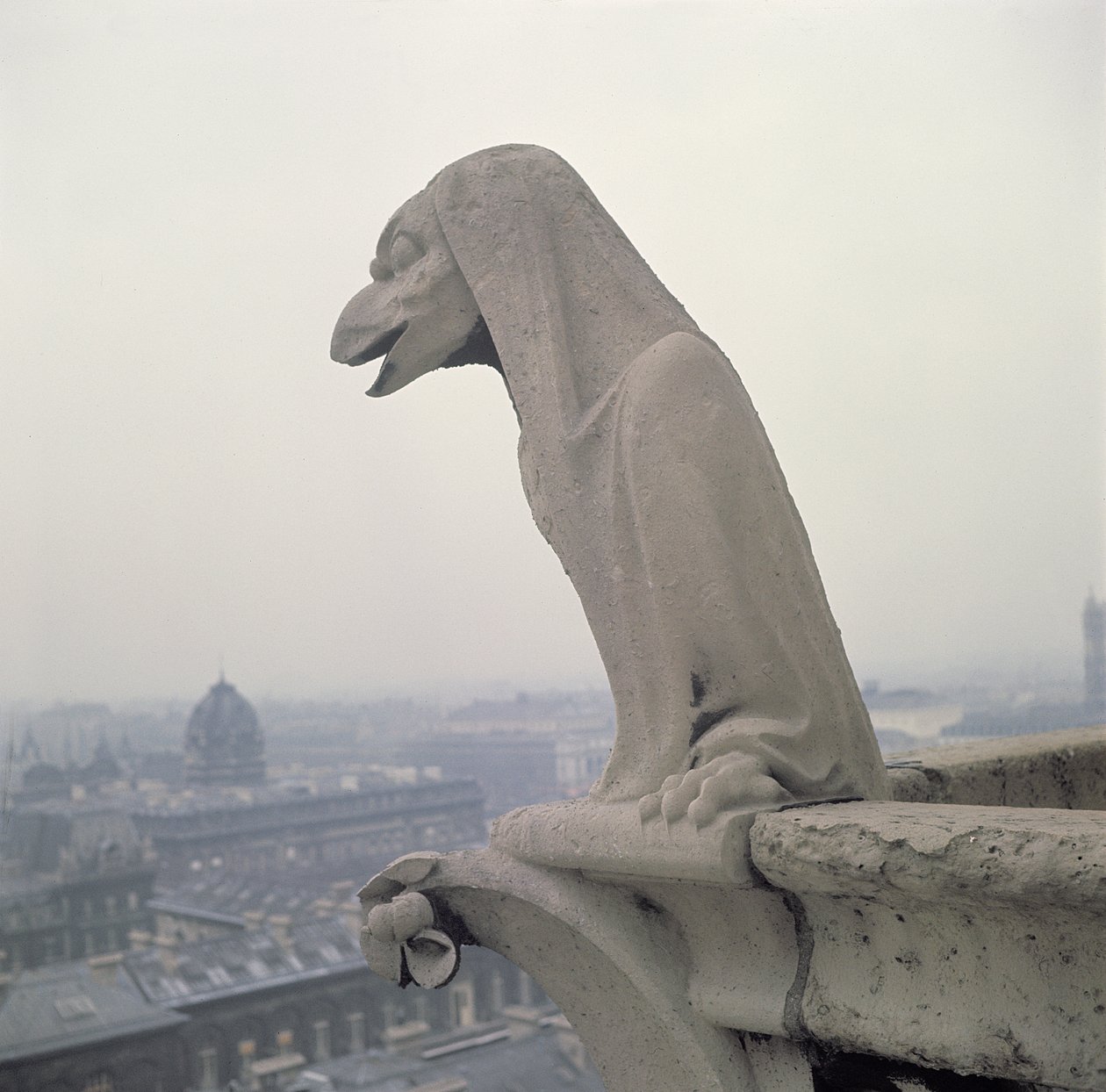 Gargoyle på balustraden til Grande Galerie, kopi av en original fra 1100-tallet av Eugene Emmanuel Viollet le Duc