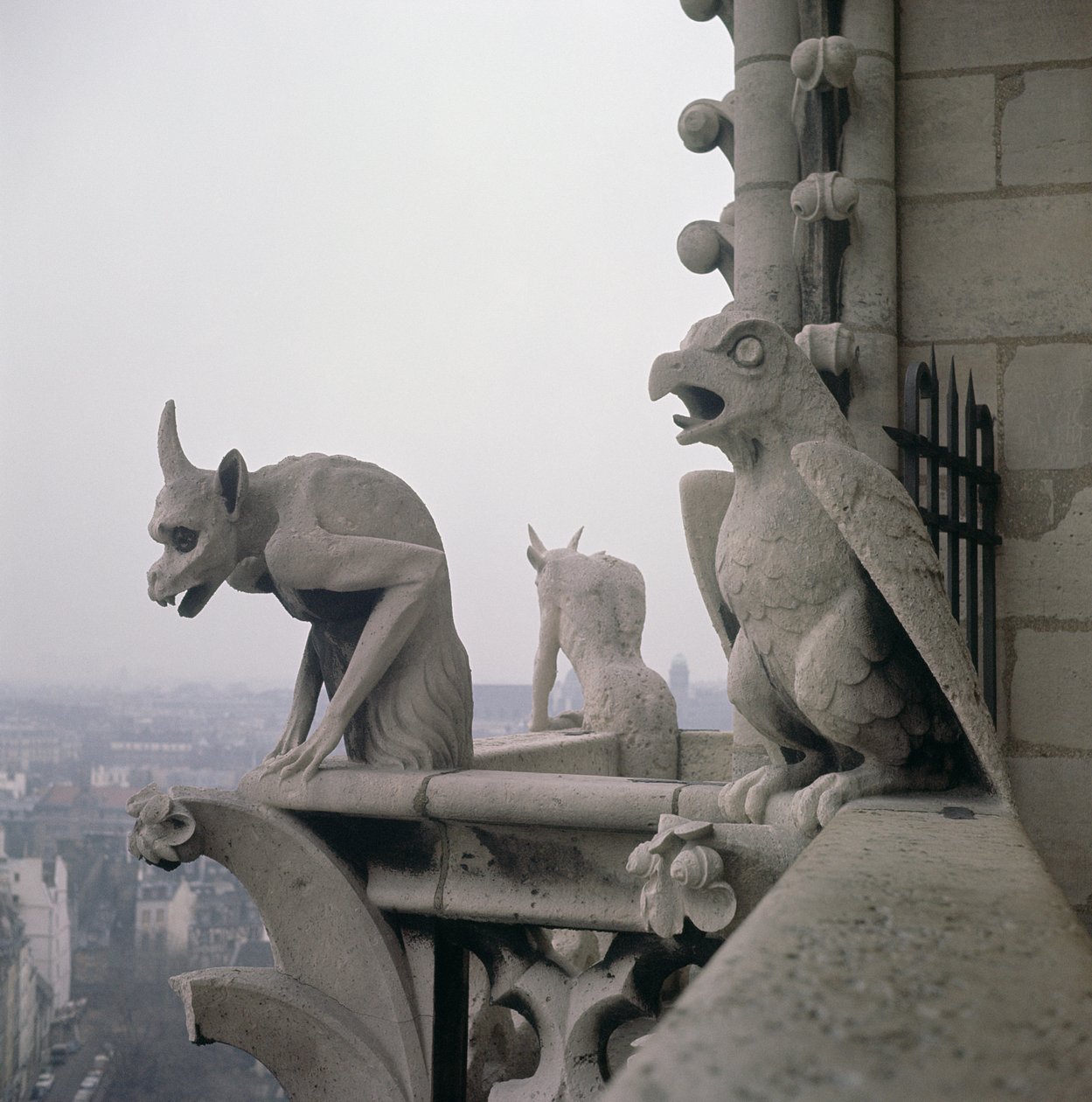 Gargoyles på balustraden til Grande Galerie, kopi av en original fra 1100-tallet av Eugene Emmanuel Viollet le Duc