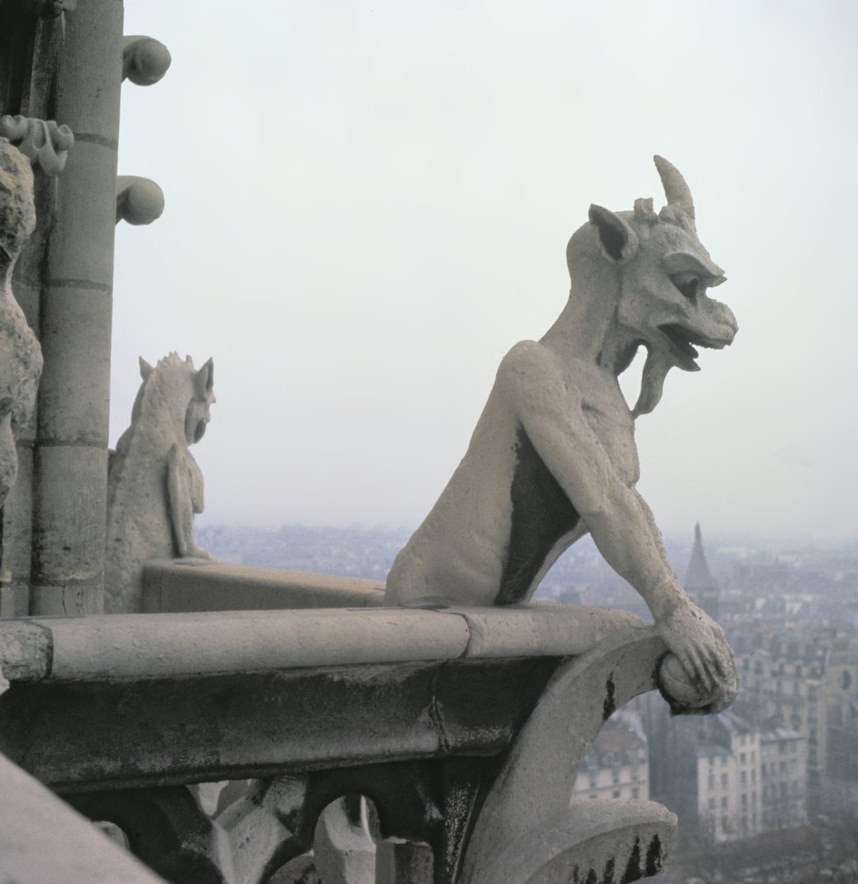 Gargoyle fra balustraden til Grande Galerie, kopi av en original fra 1100-tallet av Eugene Emmanuel Viollet le Duc