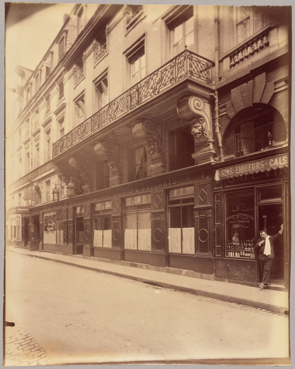 Rue de Valois 6-8 av Eugène Atget