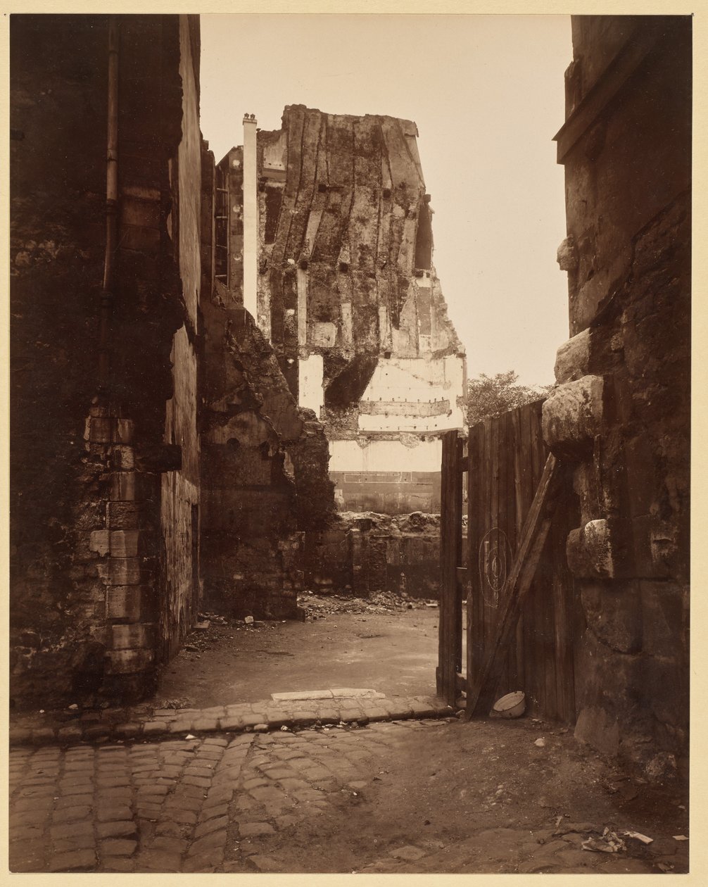 Gatehjørne ved kirkegården, Saint-Benoît av Eugène Atget