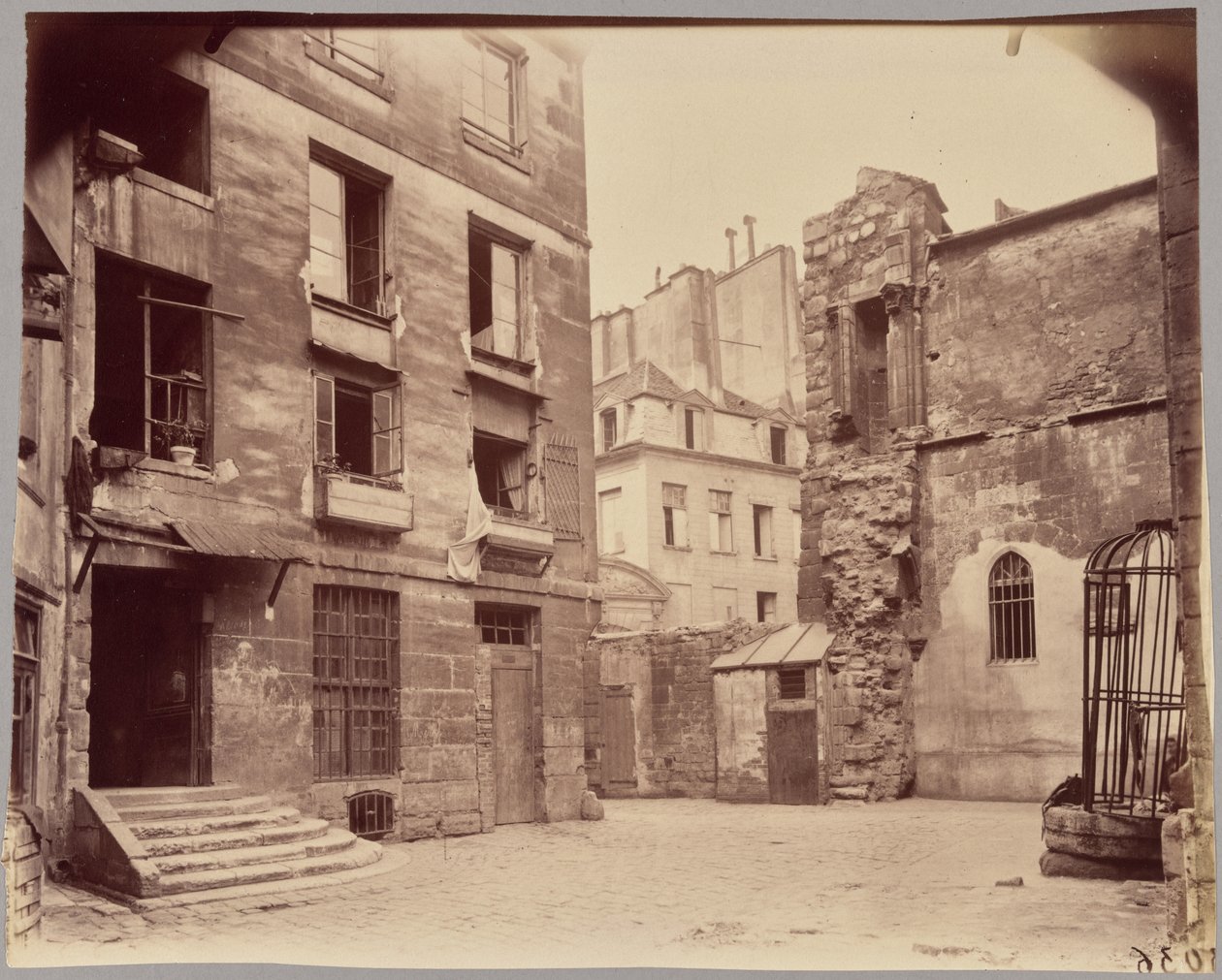 Gårdsplassen ved Saint-Julien-le-Pauvre av Eugène Atget