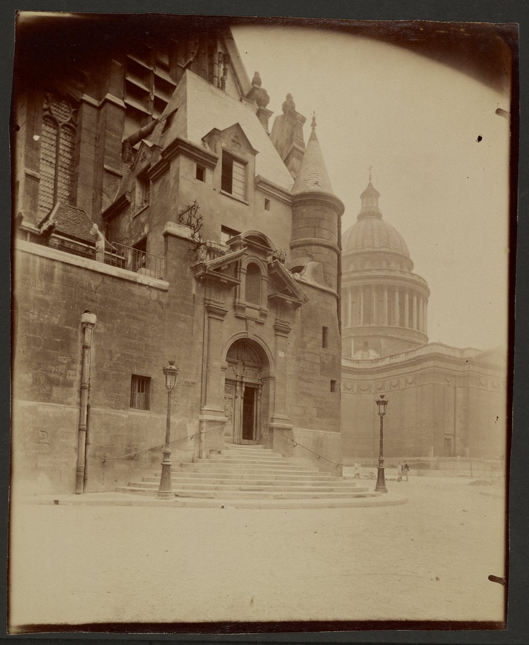[Saint-Étienne-du-Mont-kirken og Panthéon] av Eugène Atget