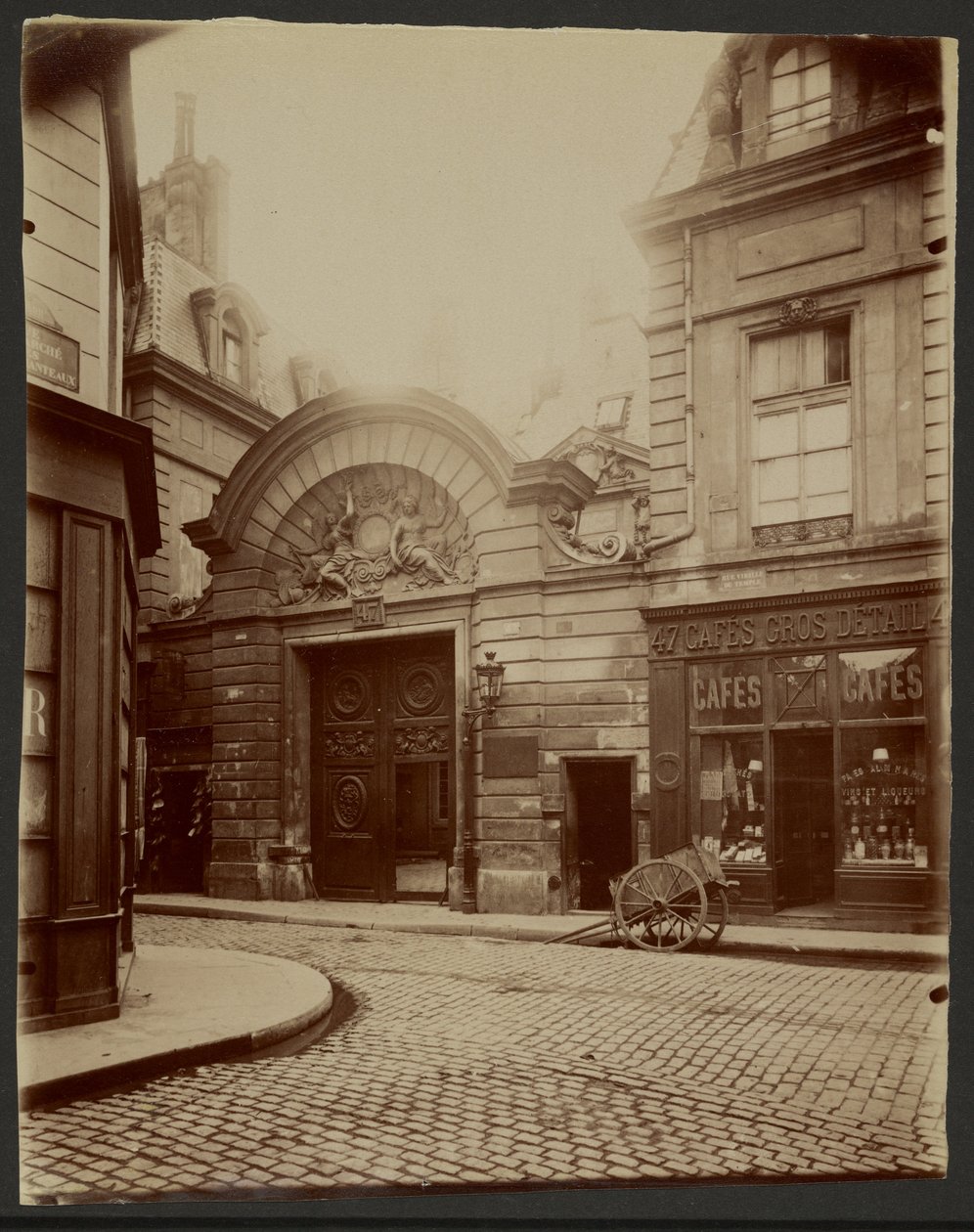 Inngang til et privat palé, Rue Vieille du Temple 47 av Eugène Atget