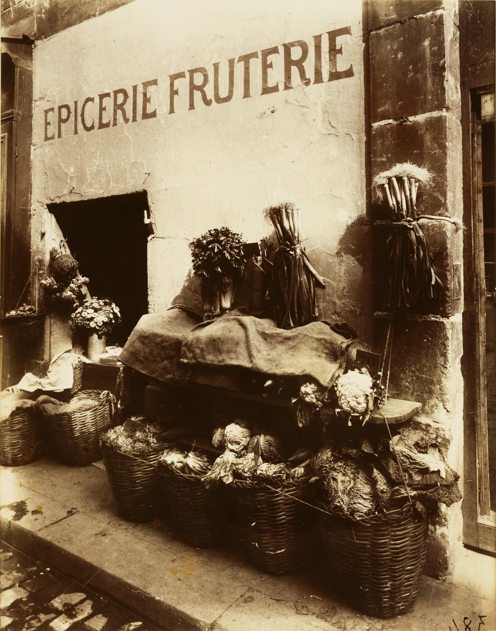 Kolonialbutikk og fruktbutikk av Eugène Atget