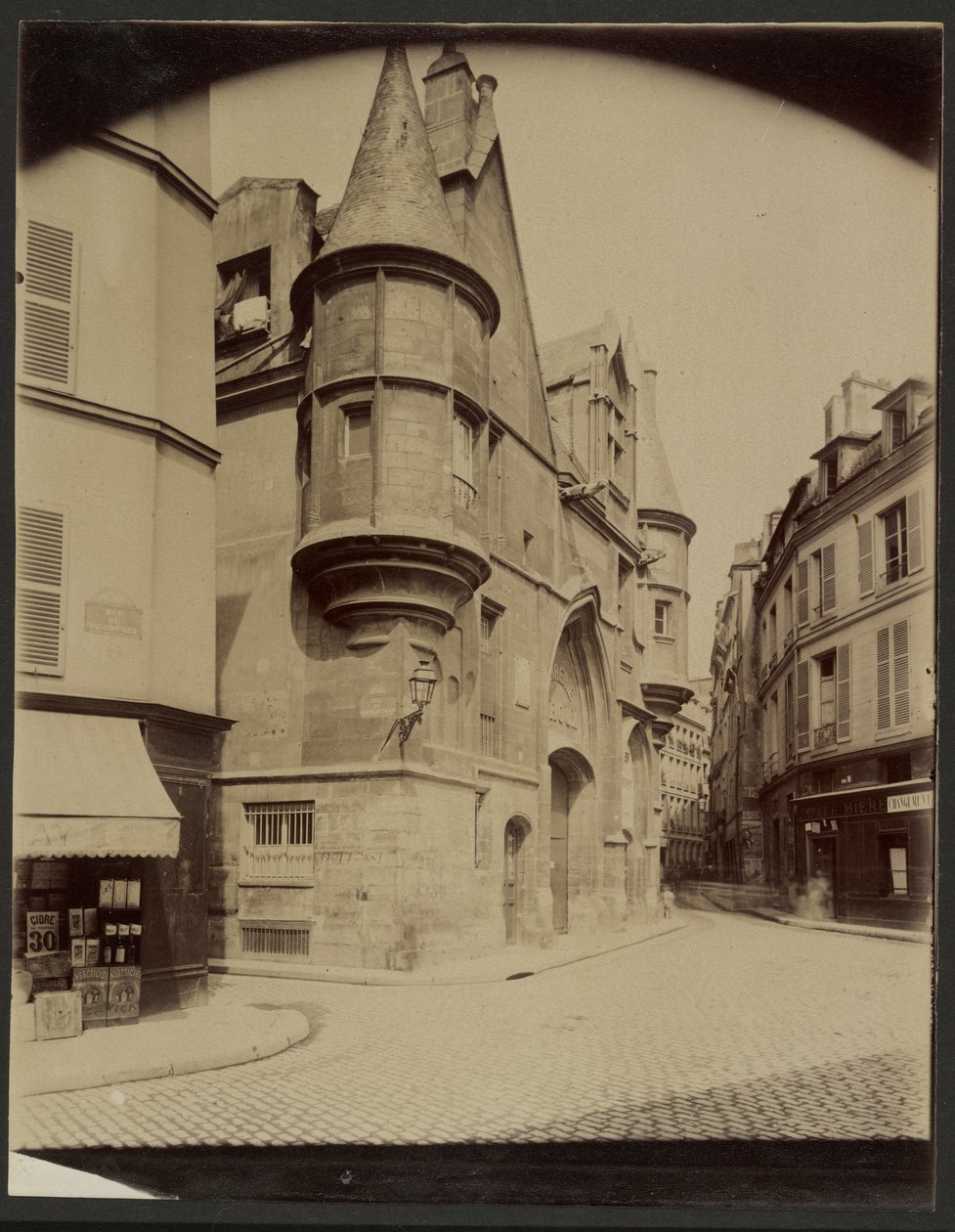 [Hôtel de Sens, nå Bibliothèque Forney] [rue du Riguier, 4. arrondissement] av Eugène Atget