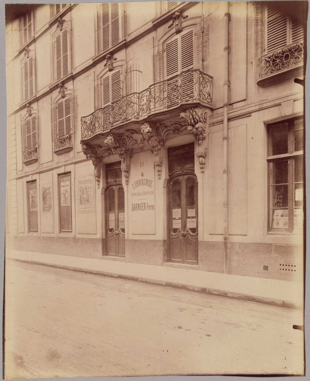 [Garnier Frères bokhandel, 6 rue des Saints-Pères] av Eugène Atget