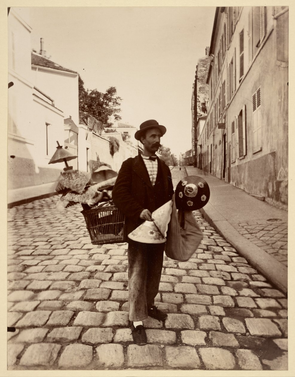 Lampskjermkjøper av Eugène Atget