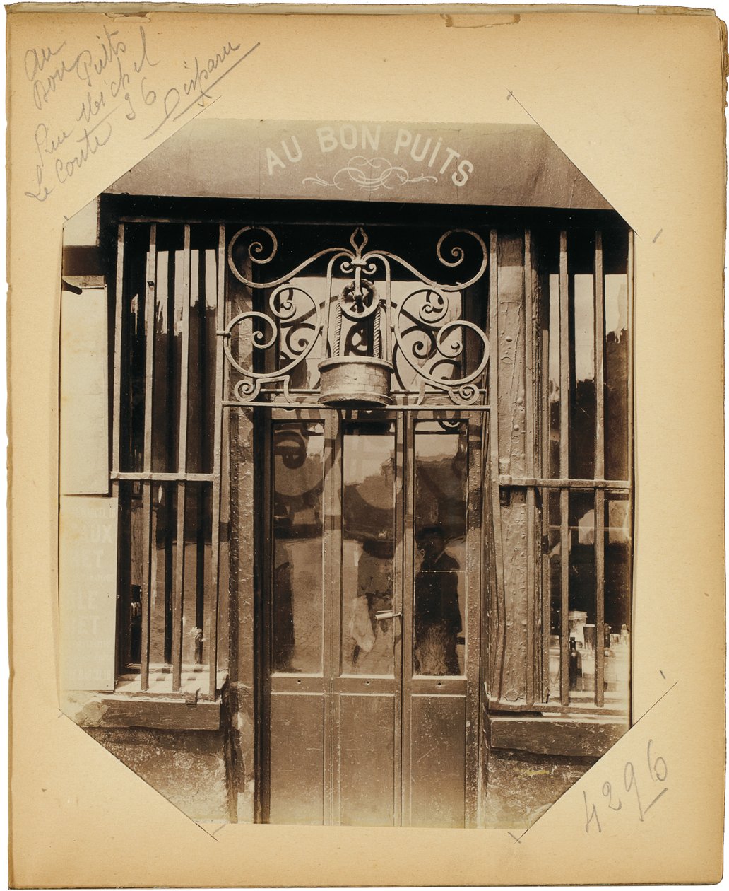 Side fra albumet "Documents for the History of Old Paris", ca.1910 av Eugène Atget