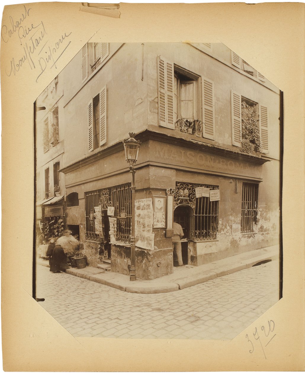 Side fra albumet "Documents for the History of Old Paris", ca.1910 av Eugène Atget
