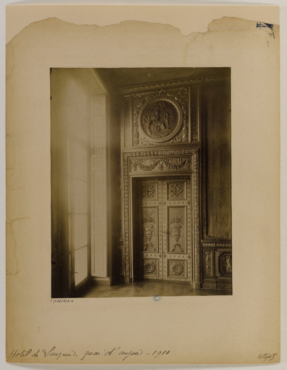 Utskåret dør, interiør, Hotel Lauzun av Eugène Atget