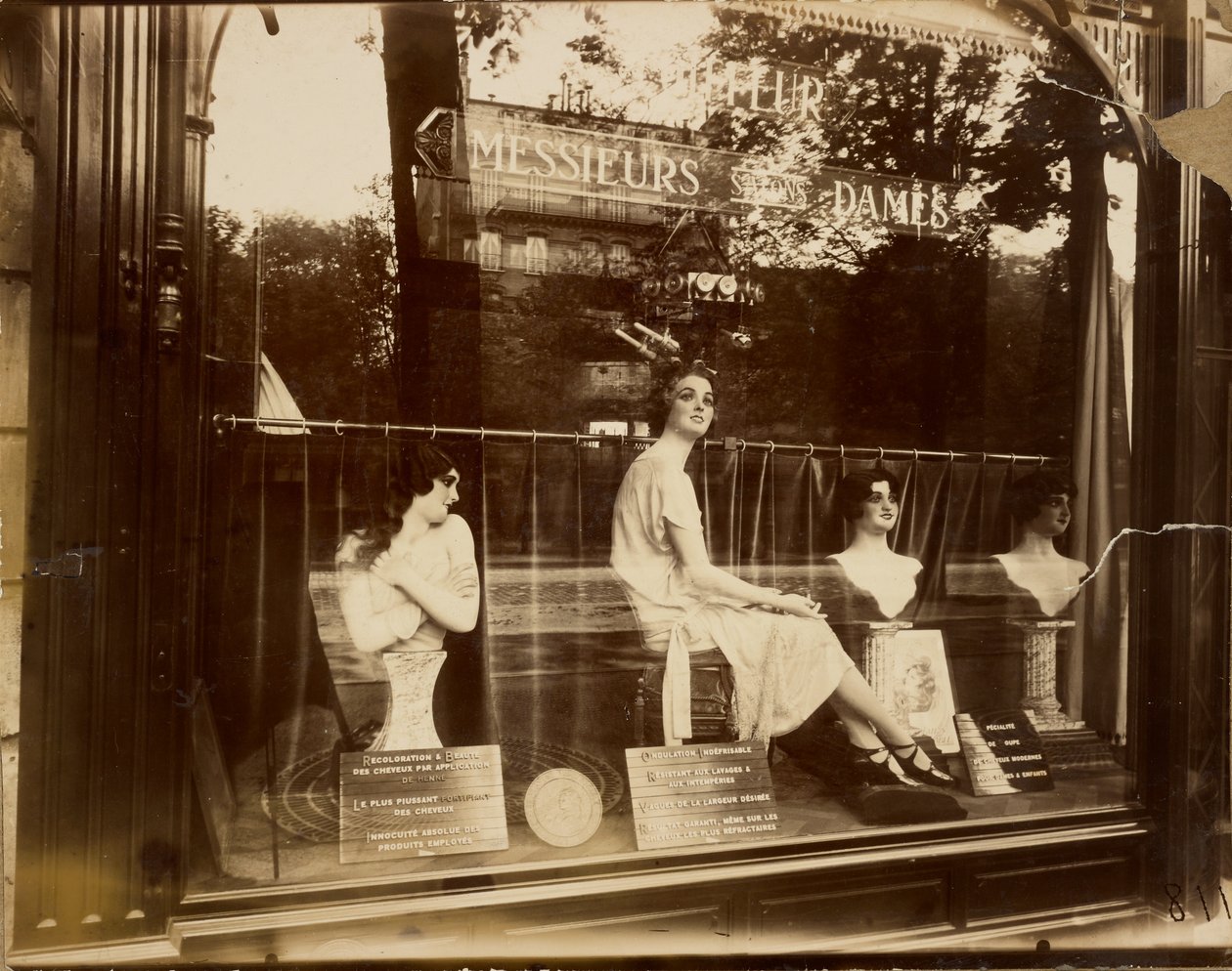 [Frisørsalong] av Eugène Atget