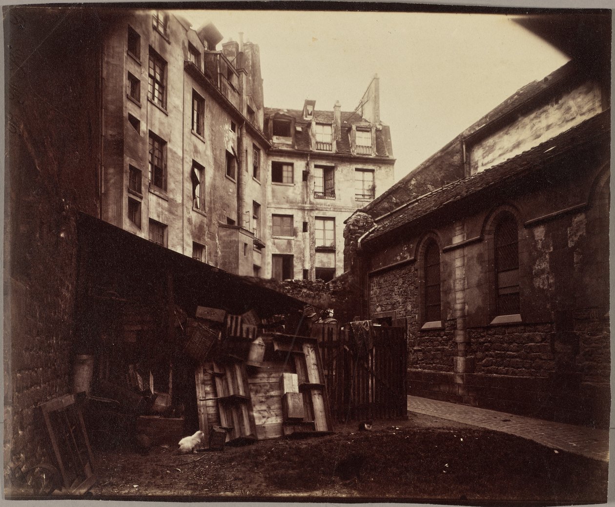 Et hjørne av gårdsplassen, Saint-Julien-le-Pauvre, Paris av Eugène Atget