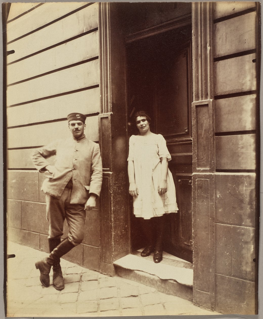 Versailles, kvinne og soldat, bordell av Eugène Atget