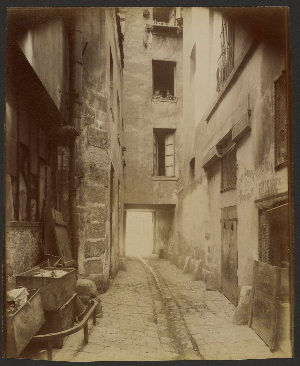 Gammel gårdsplass, Rue Quincampoix 22 (4.) av Eugène Atget