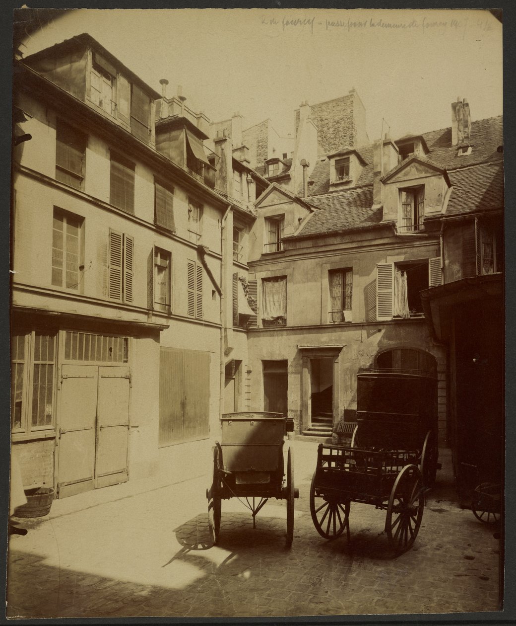 Gammelt hus, Rue de Fourcy, passasje fra bydelen til Fourcys bolig av Eugène Atget
