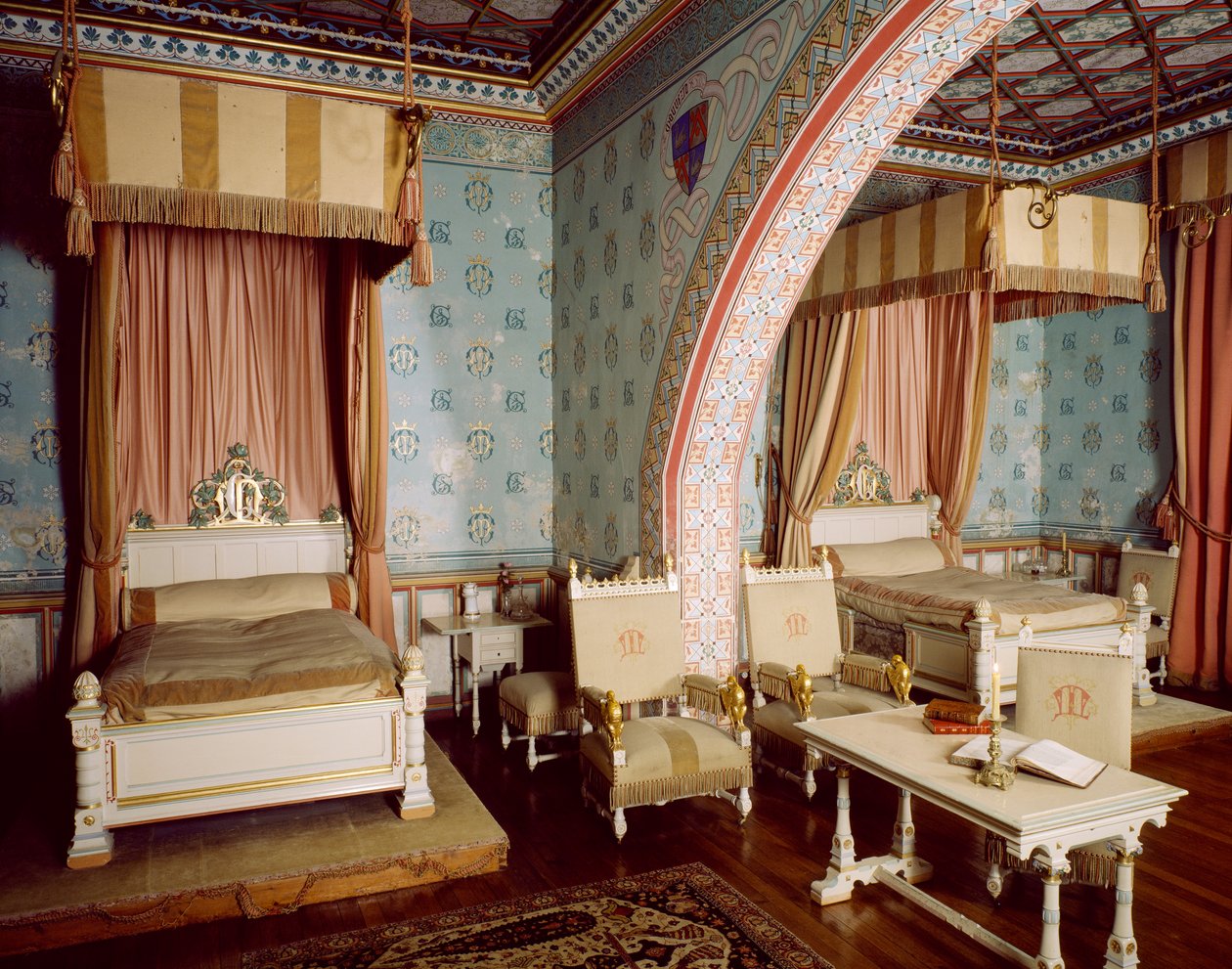 Rosa rom med møbler av Eugene Viollet le Duc (1814-1879) og Edmond Clement-Louis-Marie-Duthoit (1837-1889), Chateau Neuf i Chateau de Roquetaillade, Frankrike av Eugene and Duthoit Edmond Viollet Le Duc