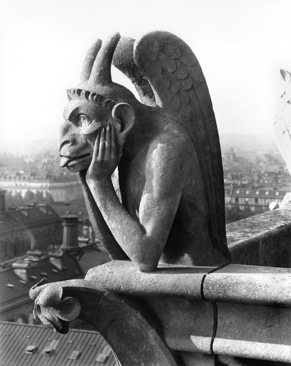 Demongargoyle fra balustraden til Grande Galerie på vestfasaden, kopi av en original (stein) fra 1100-tallet (s/hv-bilde) av Eugene Emmanuel Viollet le Duc