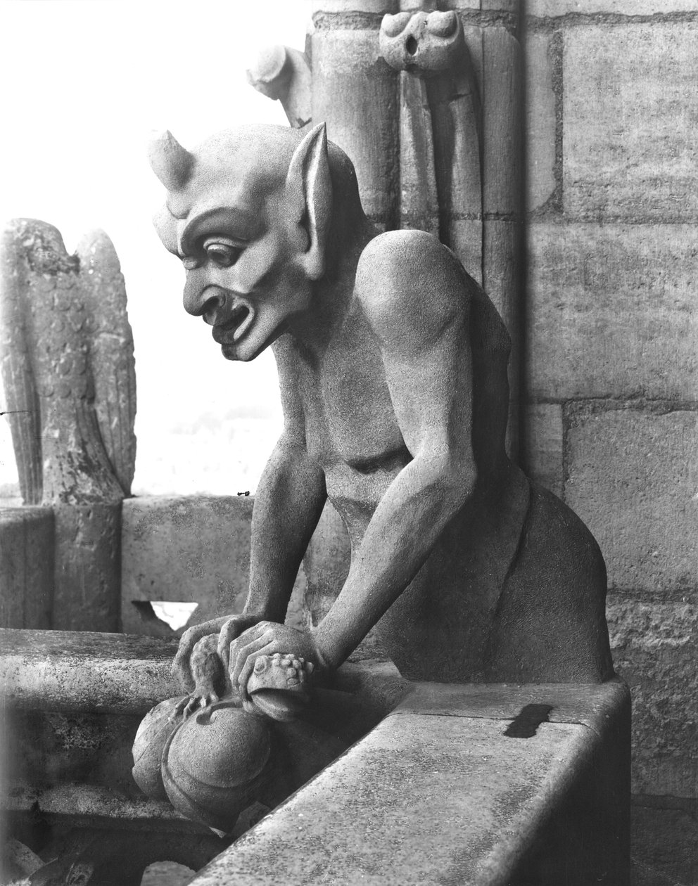Gargoyle fra balustraden til Grande Galerie, djevelen holder en padde, kopi av en original fra 1100-tallet (stein) (s/hvitt-bilde) av Eugene Emmanuel Viollet le Duc