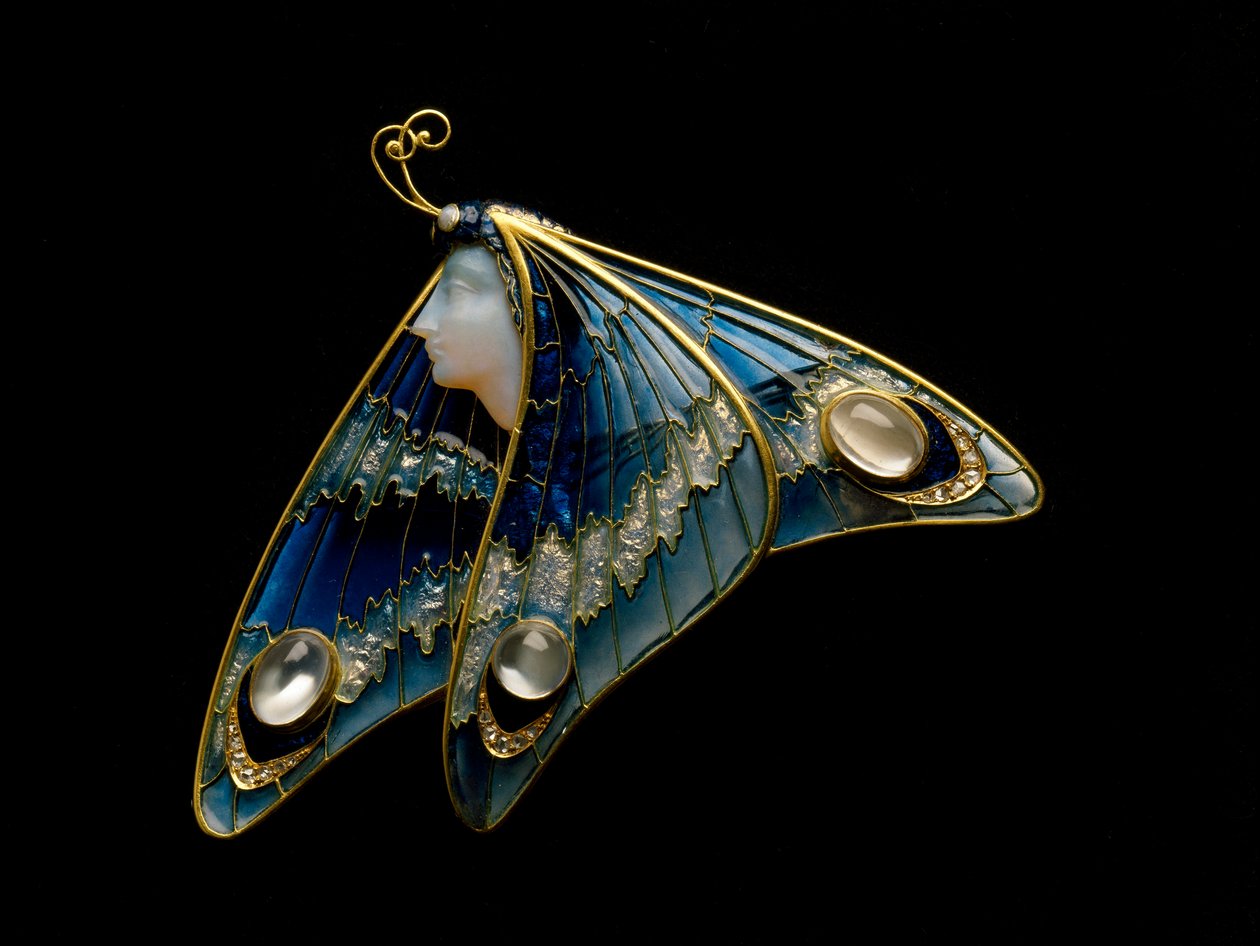 Art Nouveau: gullbrosje, gjennomskinnelig emalje, opal, månestein og diamant i form av en sommerfuglkvinne. Atelier Eugene Feuillatre (1870-1916). 1900 Parma, privat samling - Art Nouveau: gull, gjennomskinnelig emalje, opal, månestein og diamant, butterf av Eugene Feuillatre