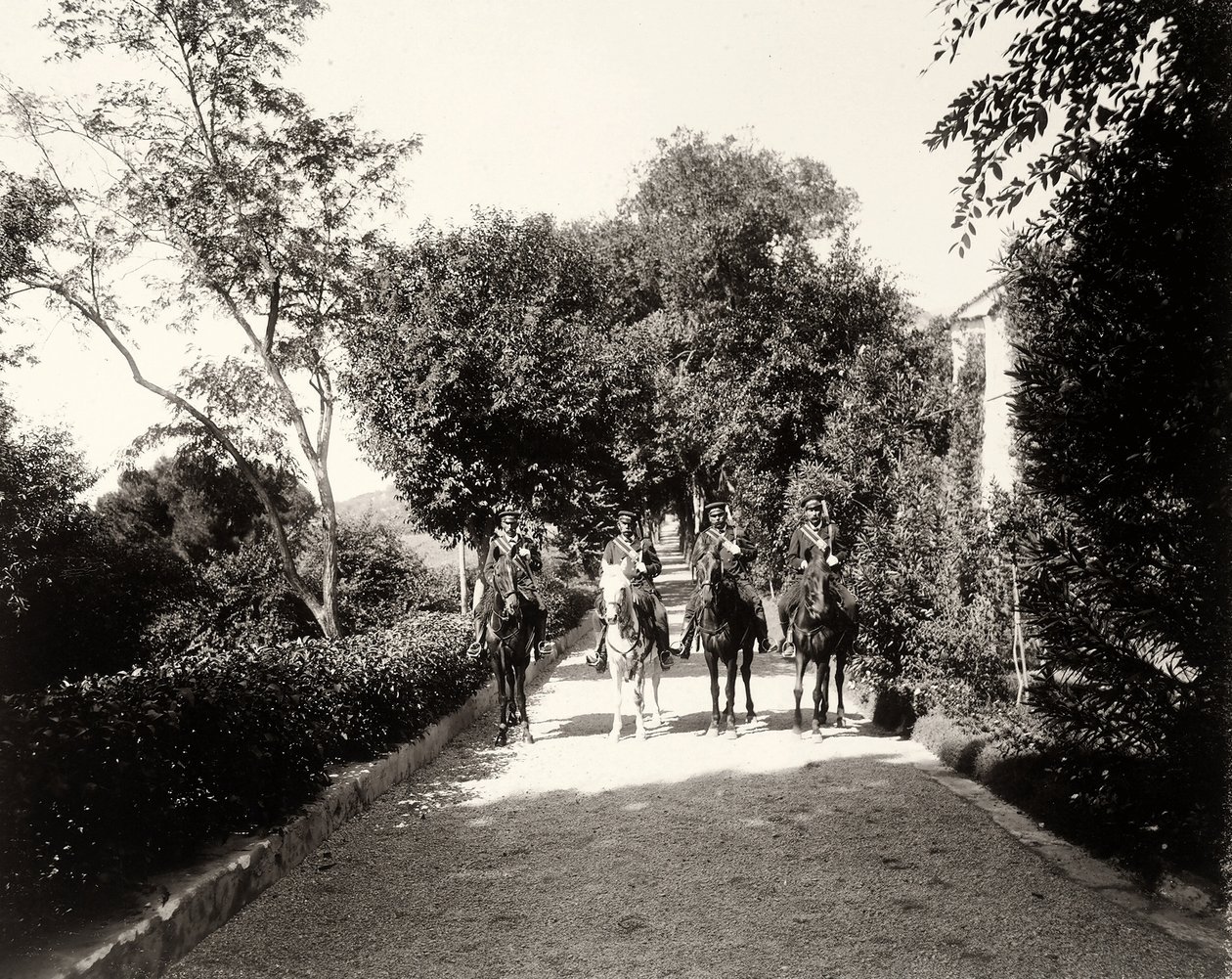 En gruppe uniformerte menn til hest på gården Lo Zucco, Sicilia, ca.1900 av Eugenio Interguglielmi