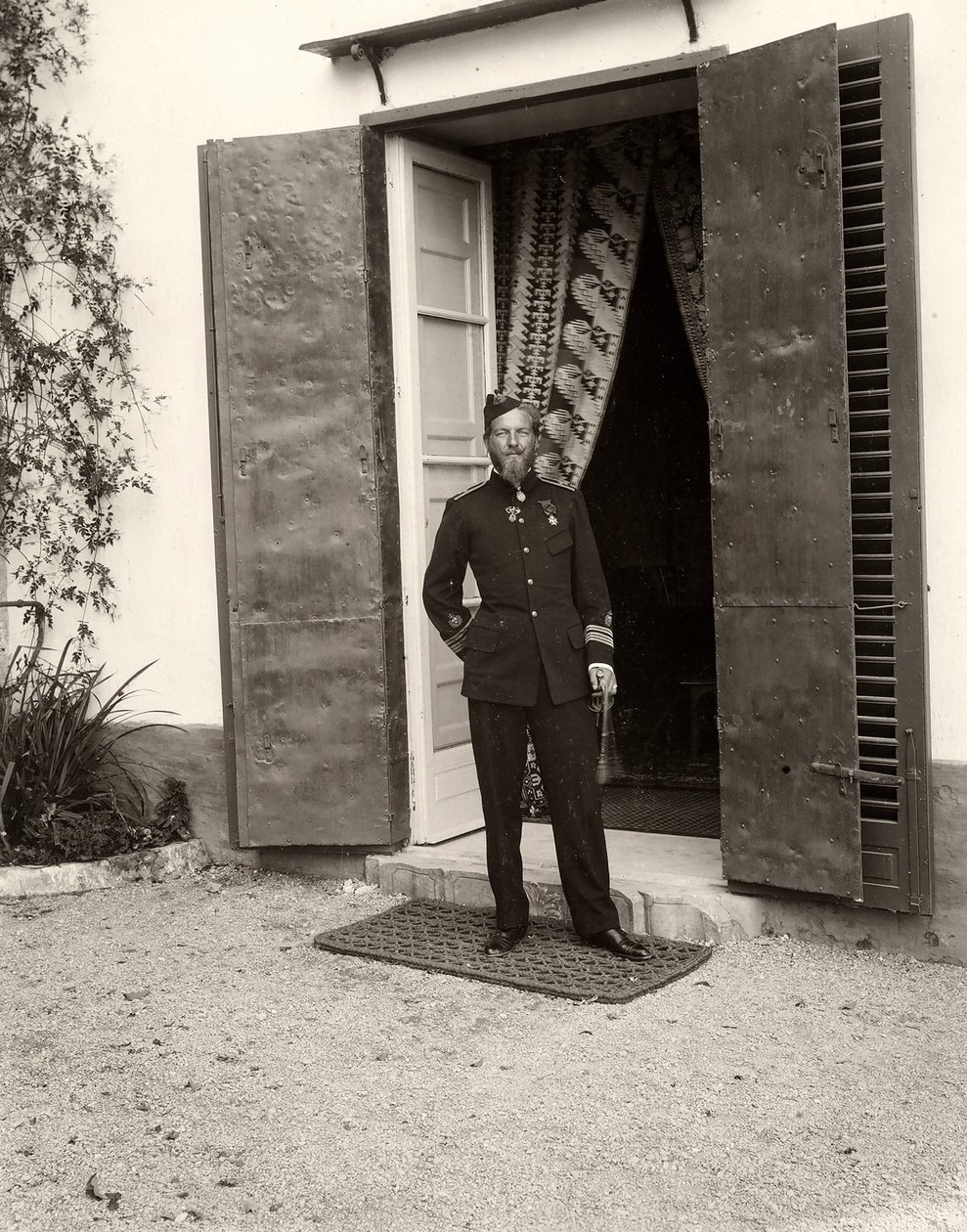 Portrett av en mann i uniform på gården Lo Zucco, Sicilia, 1900 av Eugenio Interguglielmi