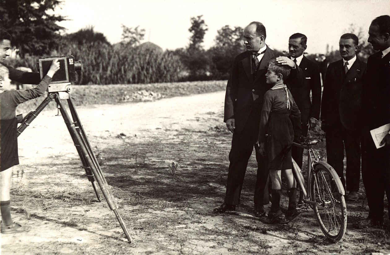 Mussolini poserer med sønnen sin for en fotograf (s/hv-bilde) av Eugenio Risi