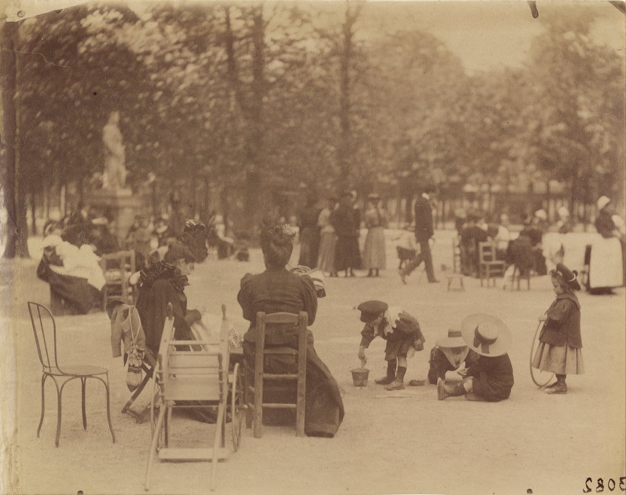 (Kvinner og barn i Luxembourg -hagen) av Eugène Atget