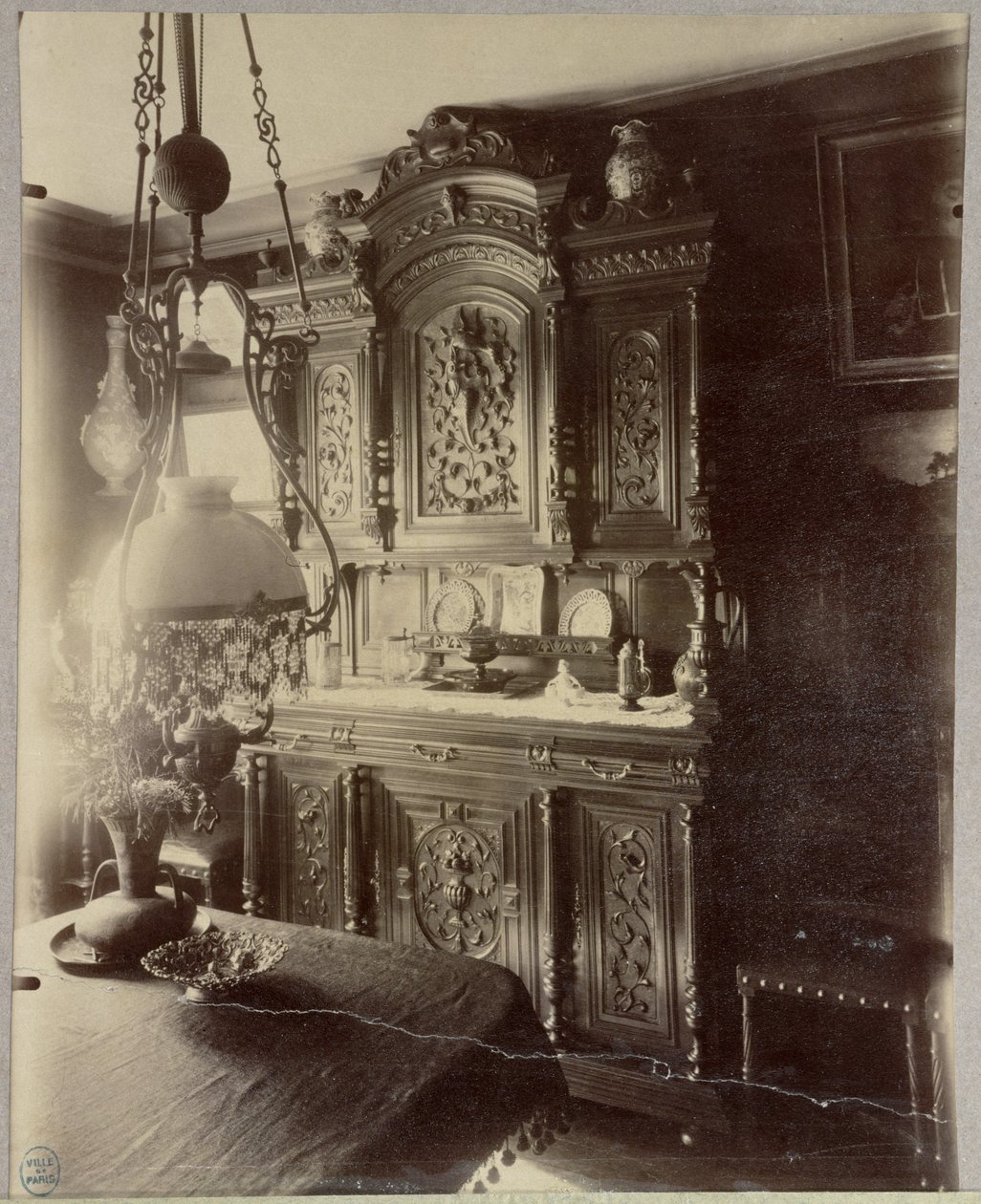 Interiør i hjemmet til en ansatt i Louvre-butikkene, rue St. Jacques, Paris, 1910 av Eugène Atget