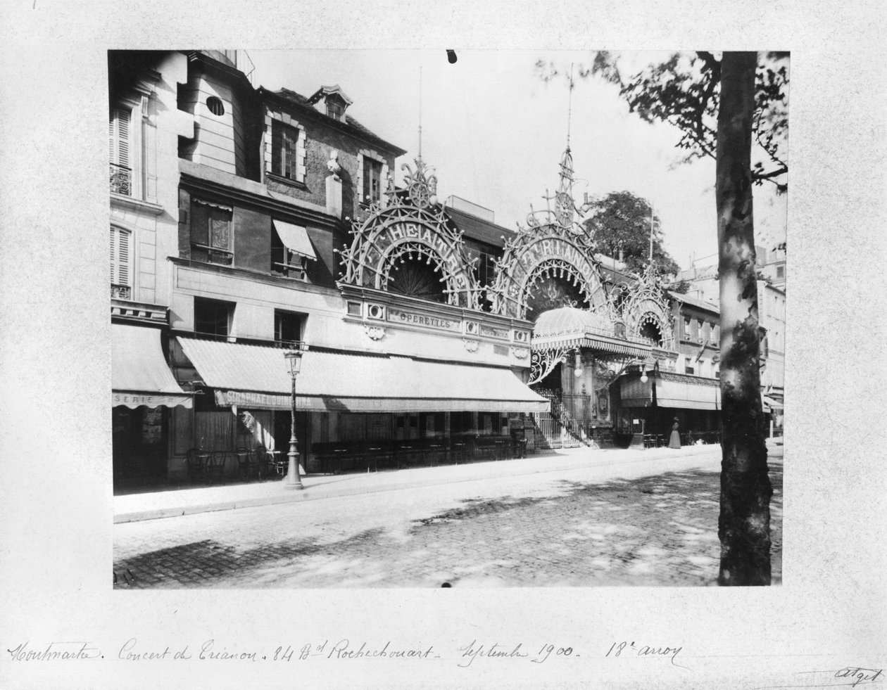 Concert de Trianon i Paris, 84 boulevard Rochechouart, september 1900 av Eugène Atget