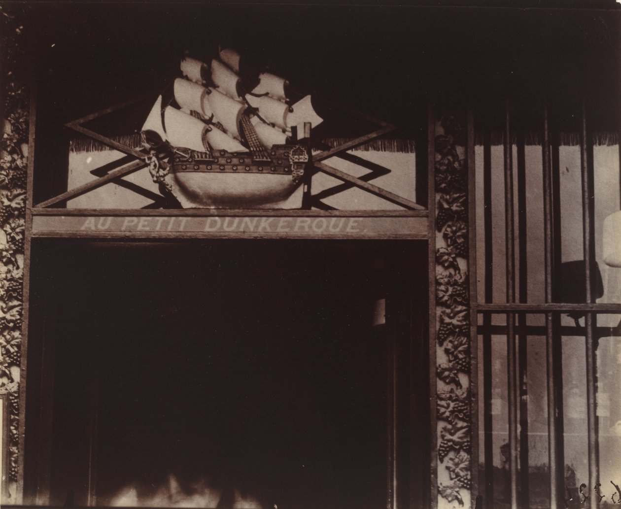 På Petit Dunkerque, 3 quai Conti av Eugène Atget