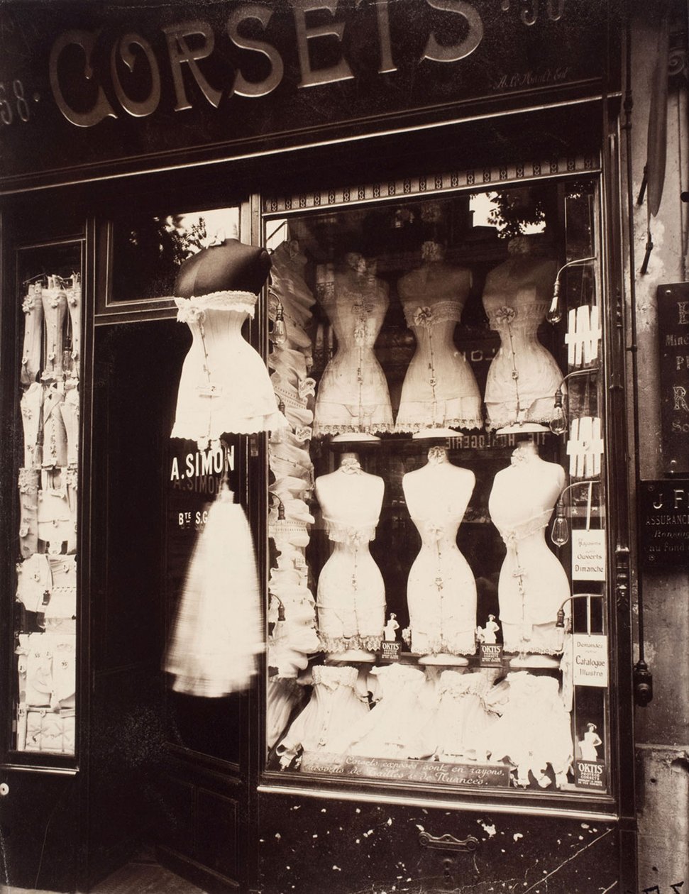 Korsetter. Boulevard de Strasbourg, 1912 av Eugène Atget
