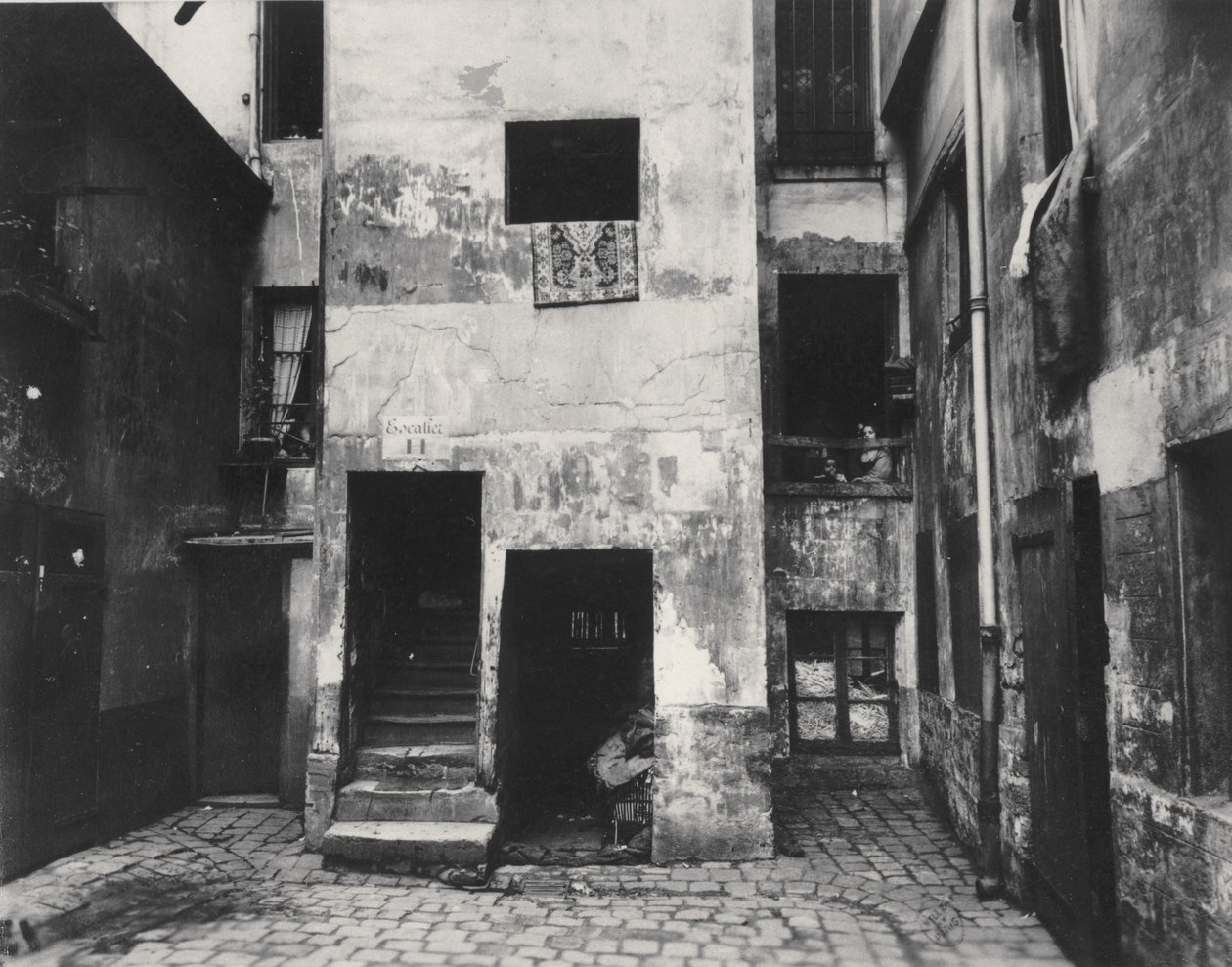 Gårdsplass, 41 rue Broca, Paris, 5. arrondissement, 1912 (albumin sølvtrykk) av Eugène Atget