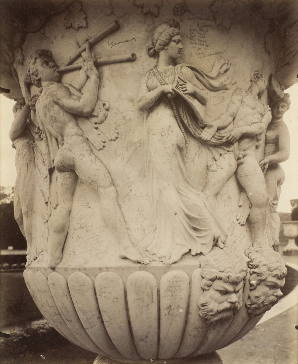 Detalj av en vase i Versailles av Eugène Atget