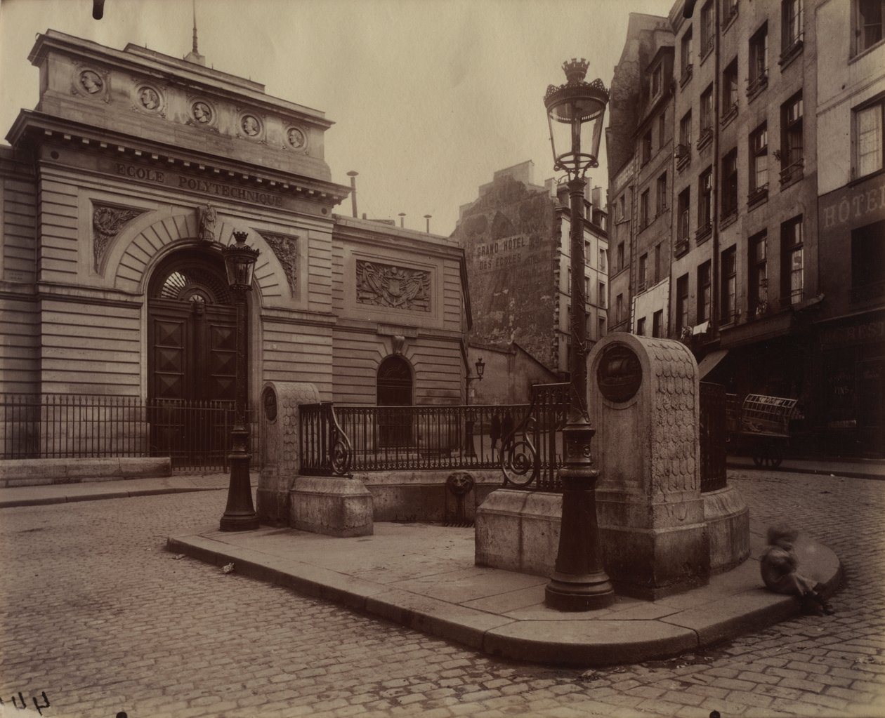 Fontenen til Ecole Polytechnique av Eugène Atget