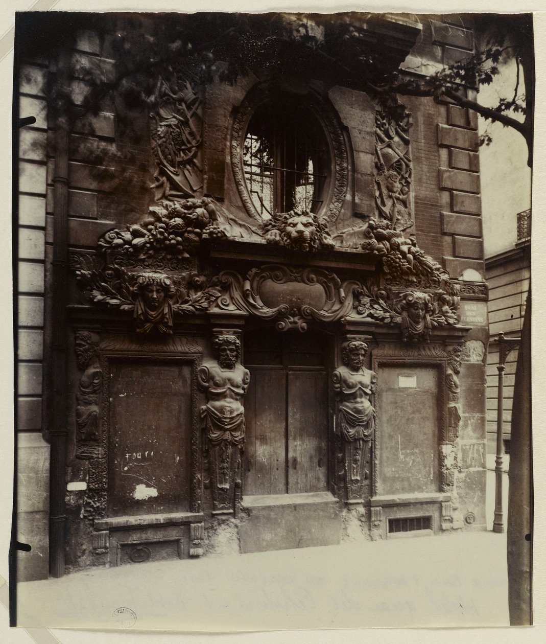Hôtel de Fieubet eller Hôtel de la Valette (nåværende privat Massillon-etablissement), 2 bis quai des Celestins, 4. arrondissement, Paris (albumtrykk) av Eugène Atget