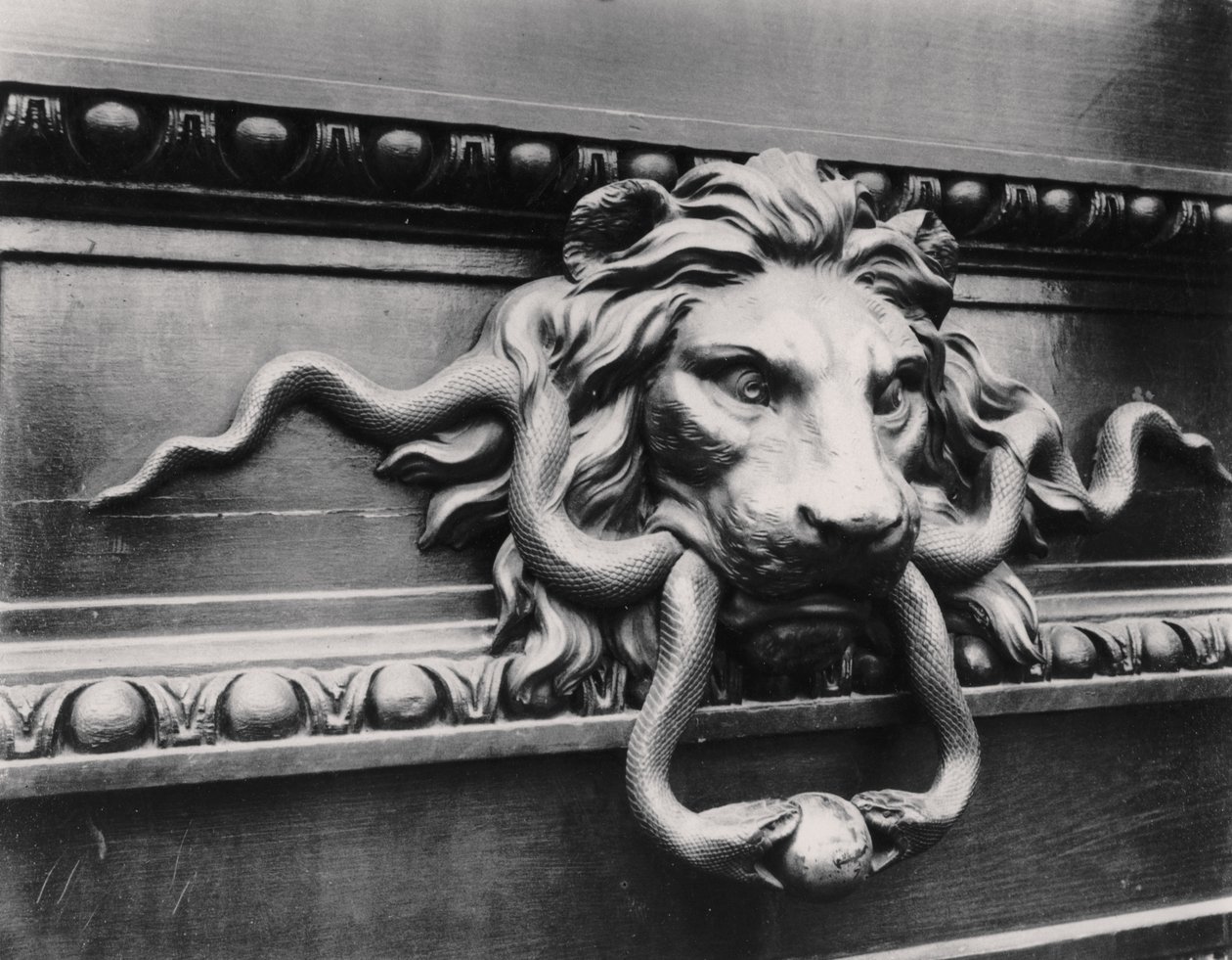 Løvedørbanker, Paris av Eugène Atget