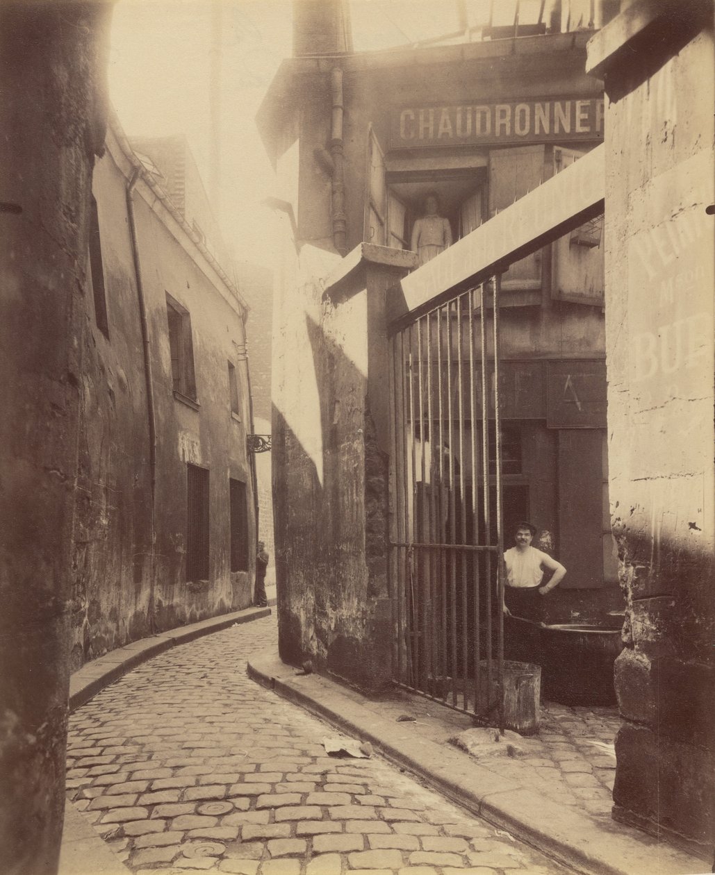 Metallarbeiderbutikk, passage de la Réunion av Eugène Atget
