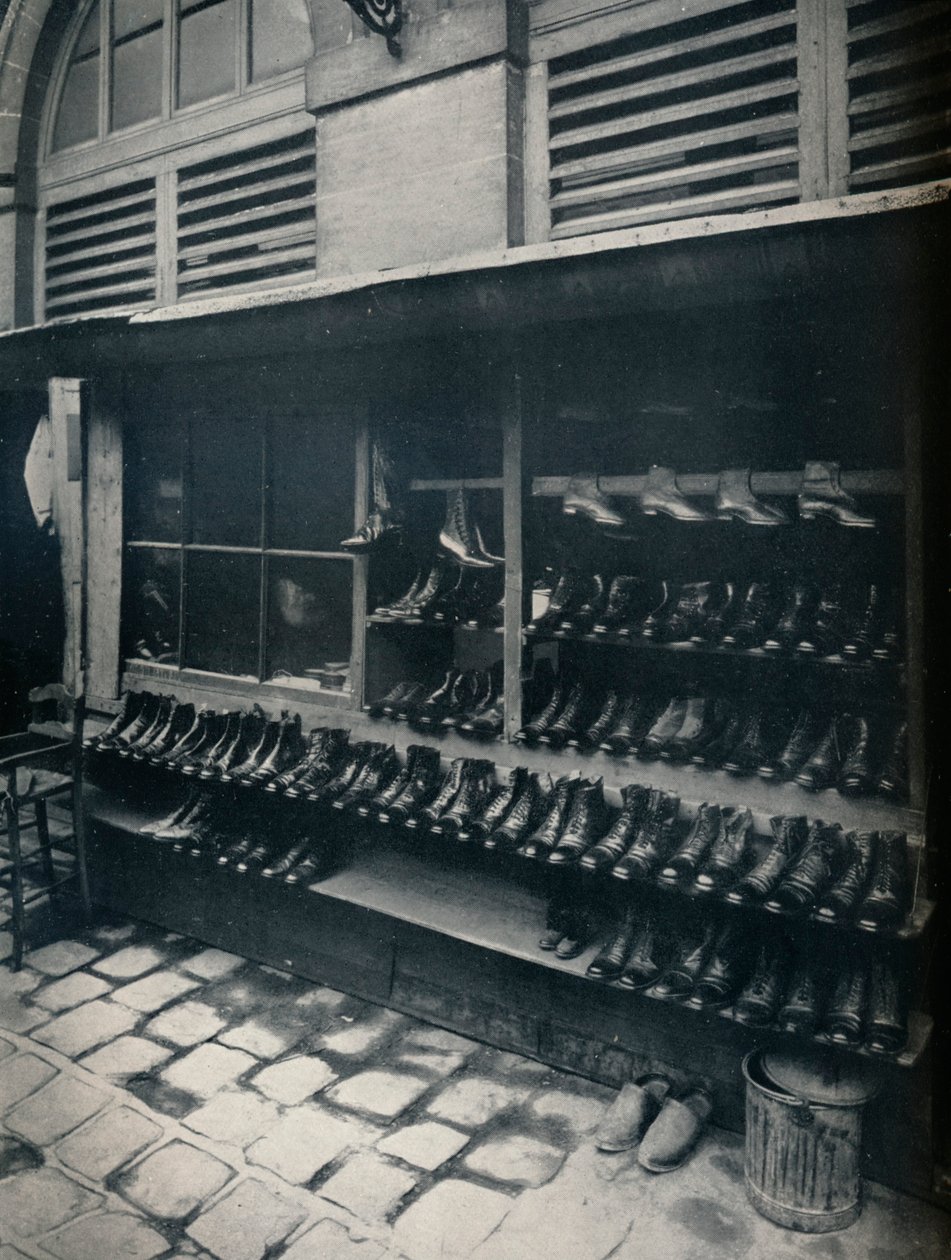Gamle sko, c1877--1927, 1929 av Eugène Atget