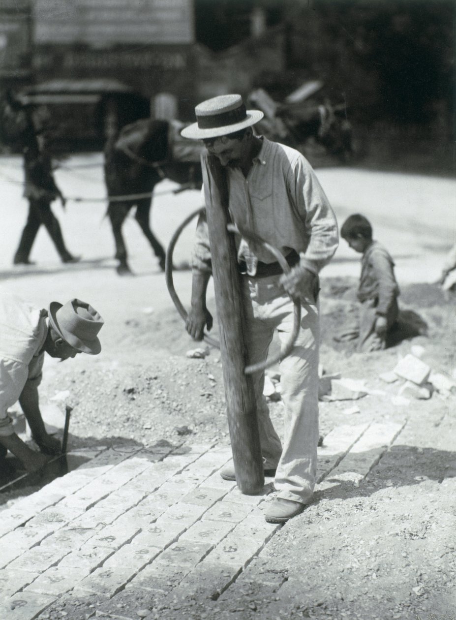 Street Paver, 1910 (gelatinsølvtrykk) av Eugène Atget