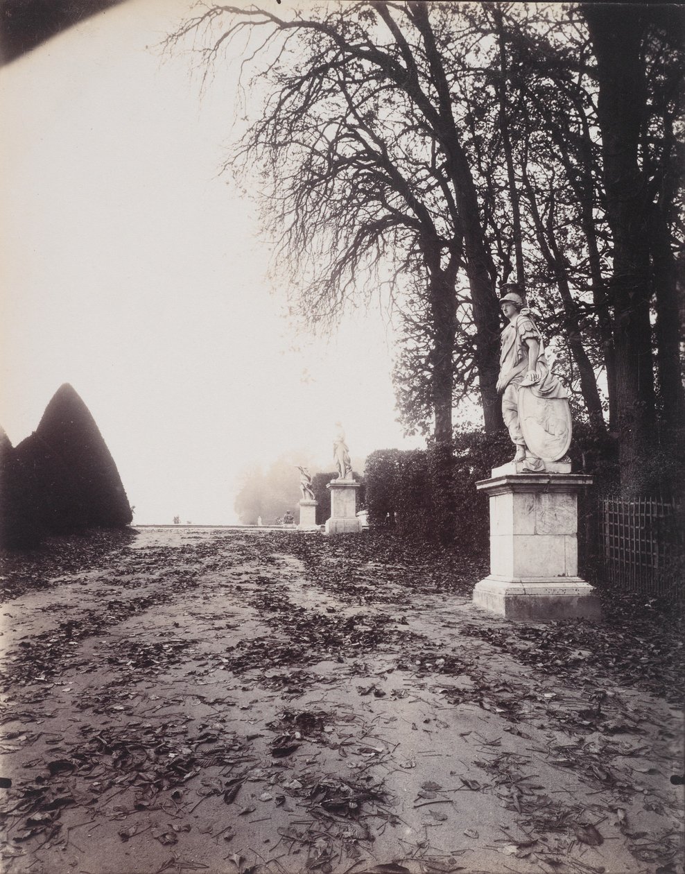 Versailles, Allee des Trois Fontaines, ca. 1906 (gullkloridtrykk) av Eugène Atget