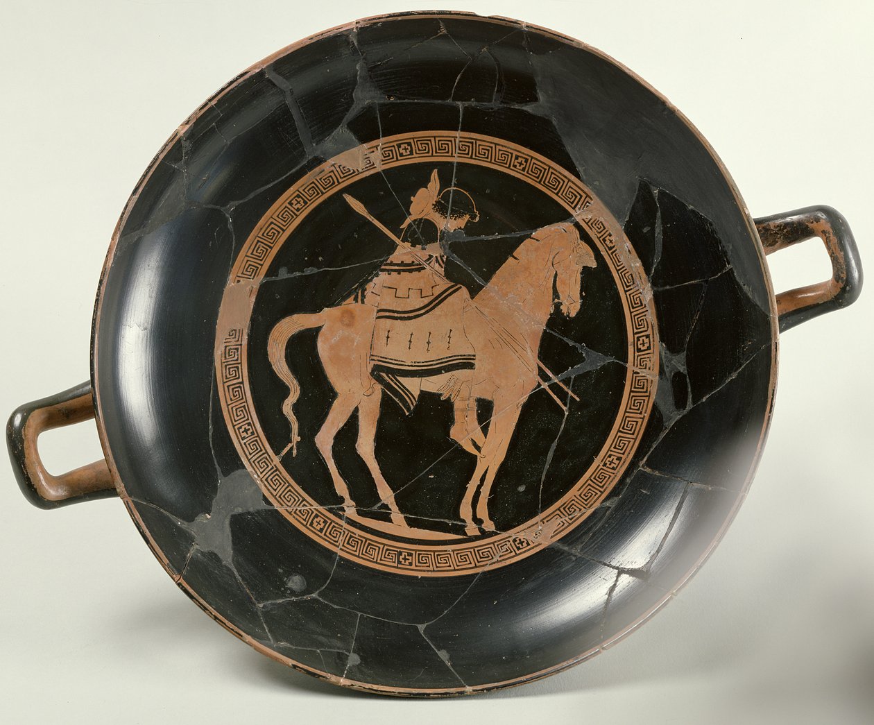 Loftskopp med rød figur som viser en rytter på hesteryggen (keramikk) av Euphronios