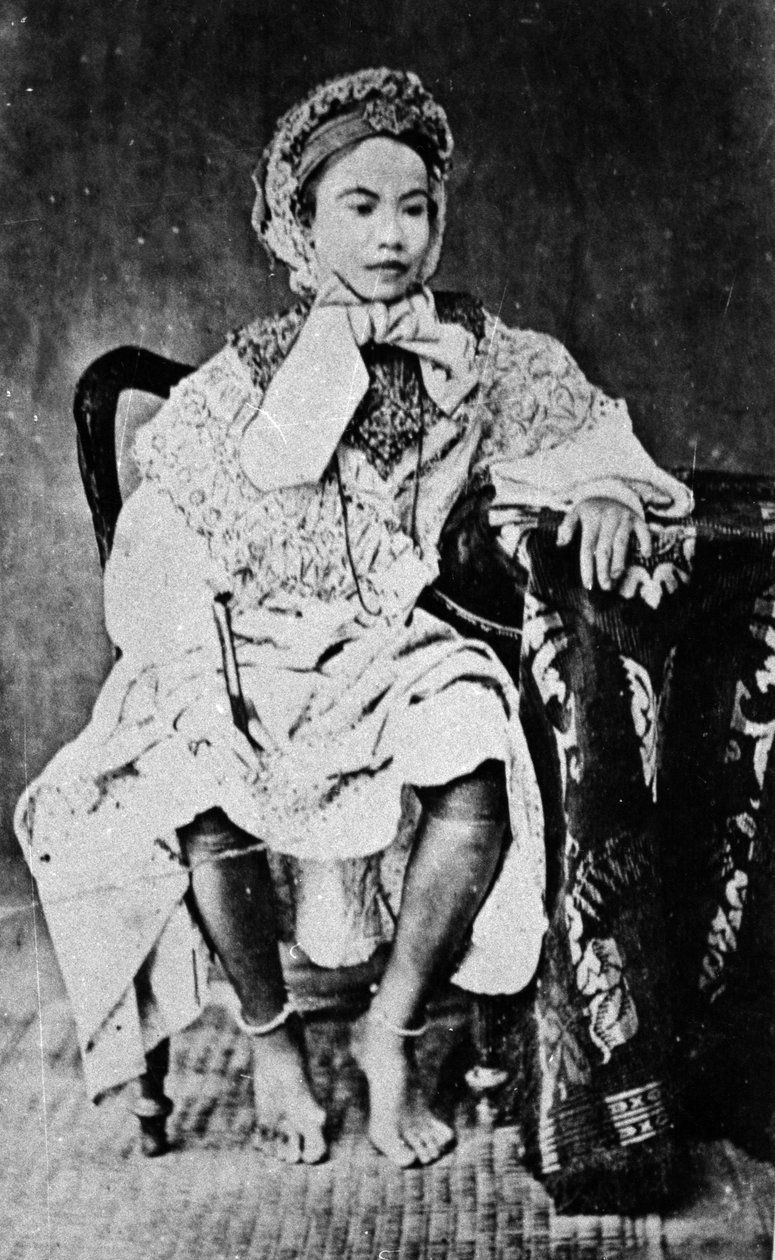 En kambodsjansk eller siamesisk dronning i europeisk kjole, ca. 1860-tallet av European Photographer